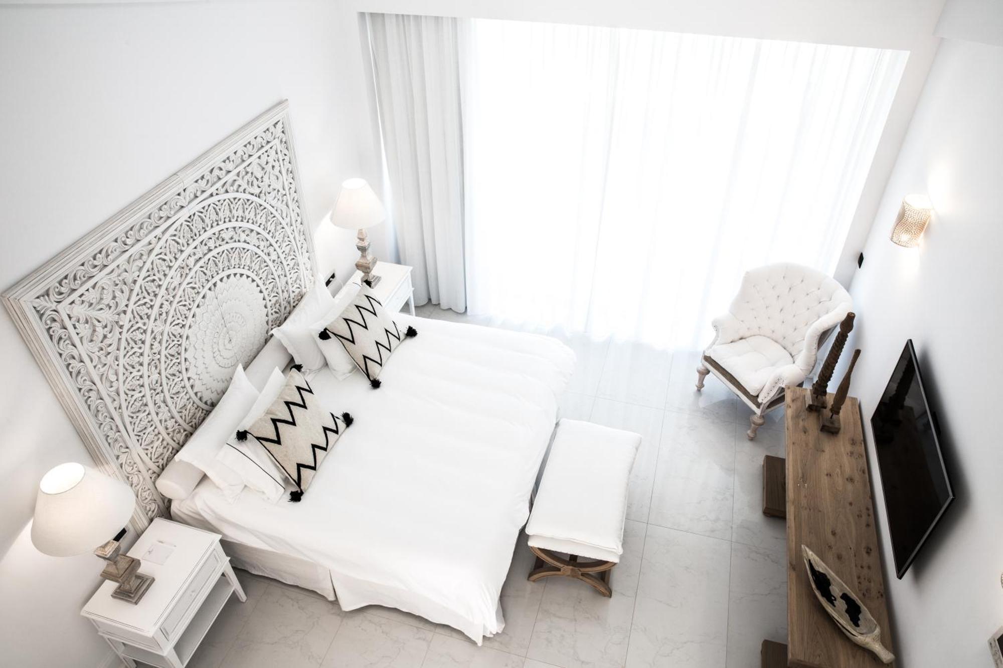 Luxury Guestroom Sharing Pool