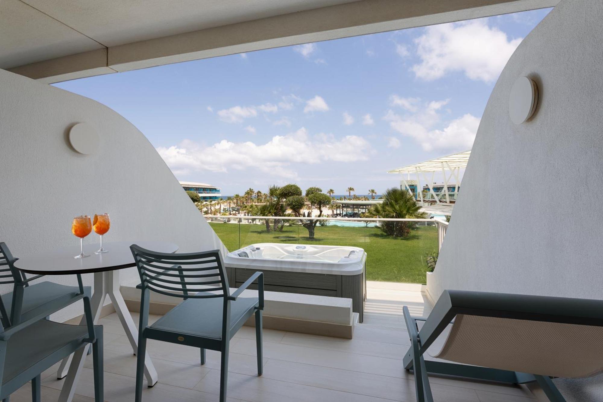 Superior Exclusive Pool or Sea View Jacuzzi