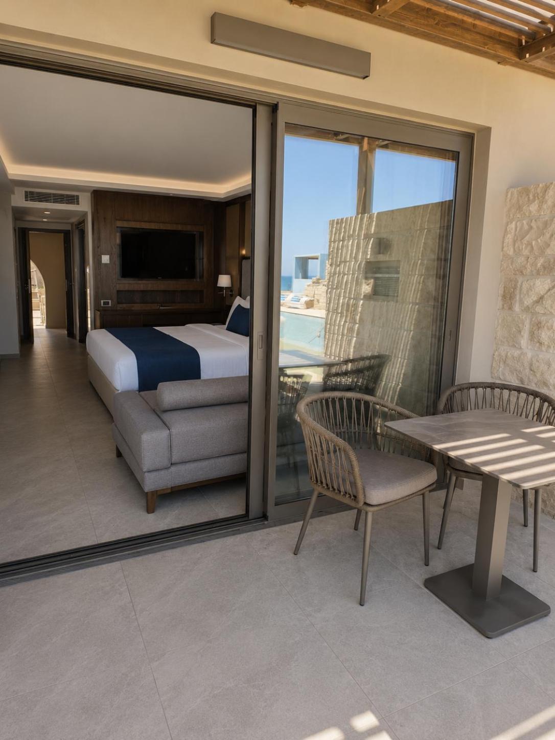 Deluxe Suite Sea View Sharing Pool
