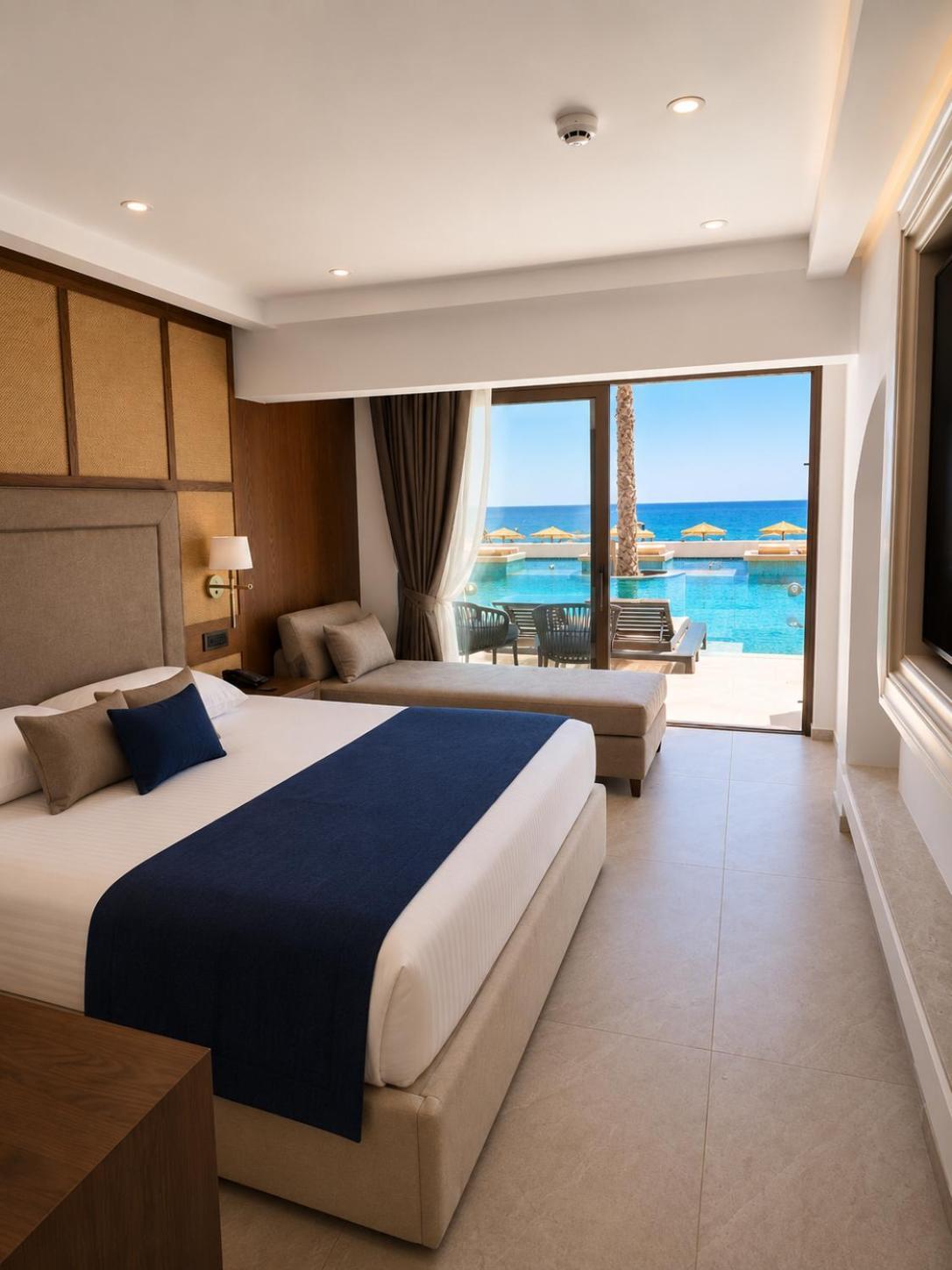 Deluxe Suite Sea View Sharing Pool
