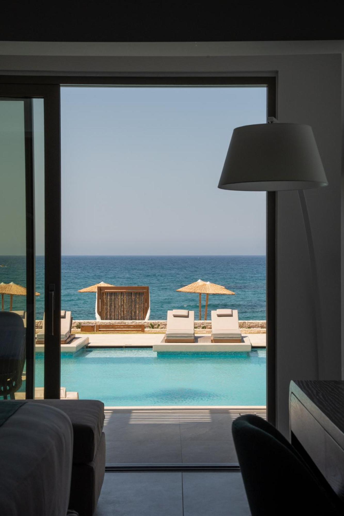 Deluxe Suite Sea View Sharing Pool