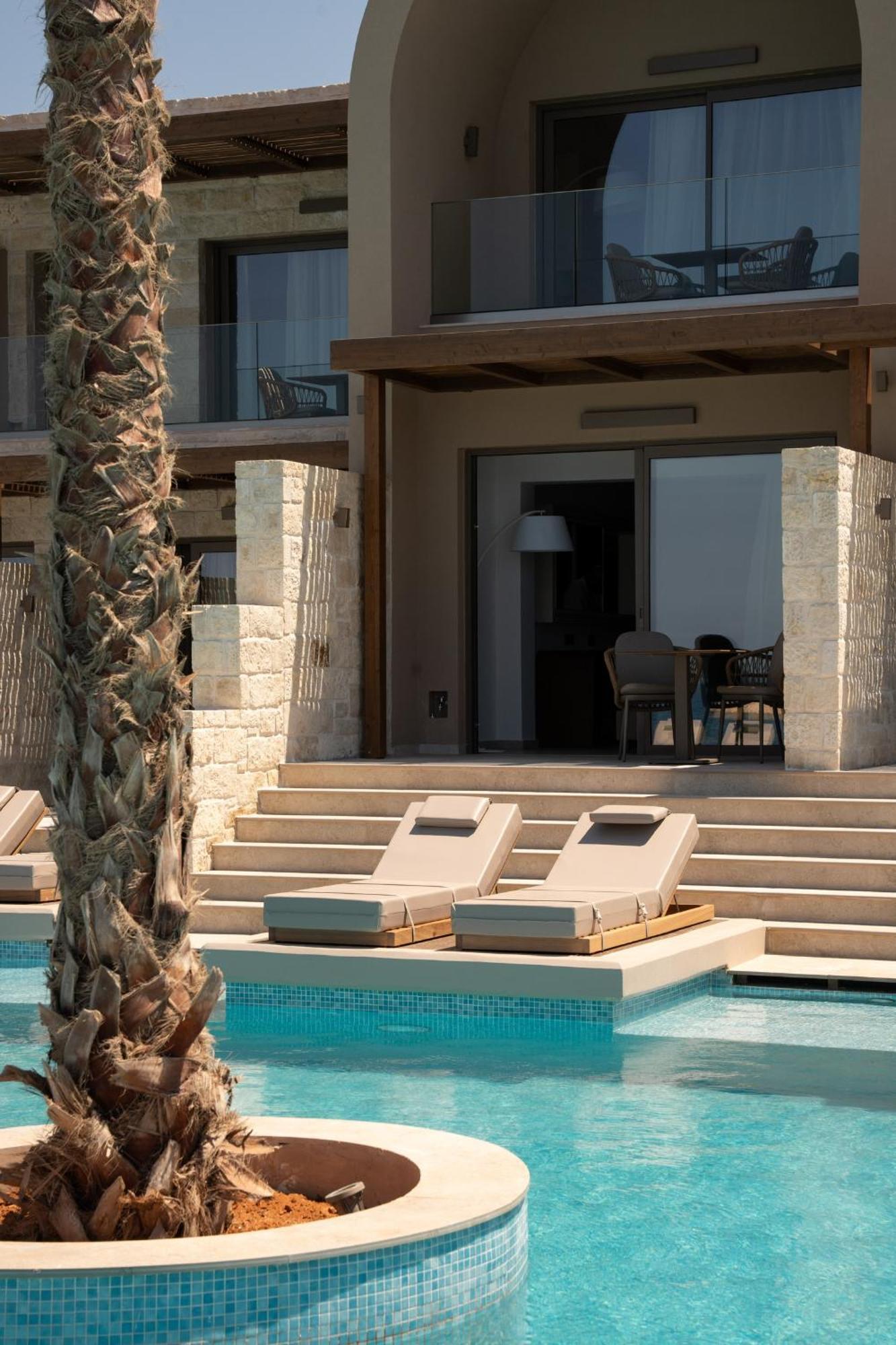 Deluxe Suite Garden View Sharing Pool