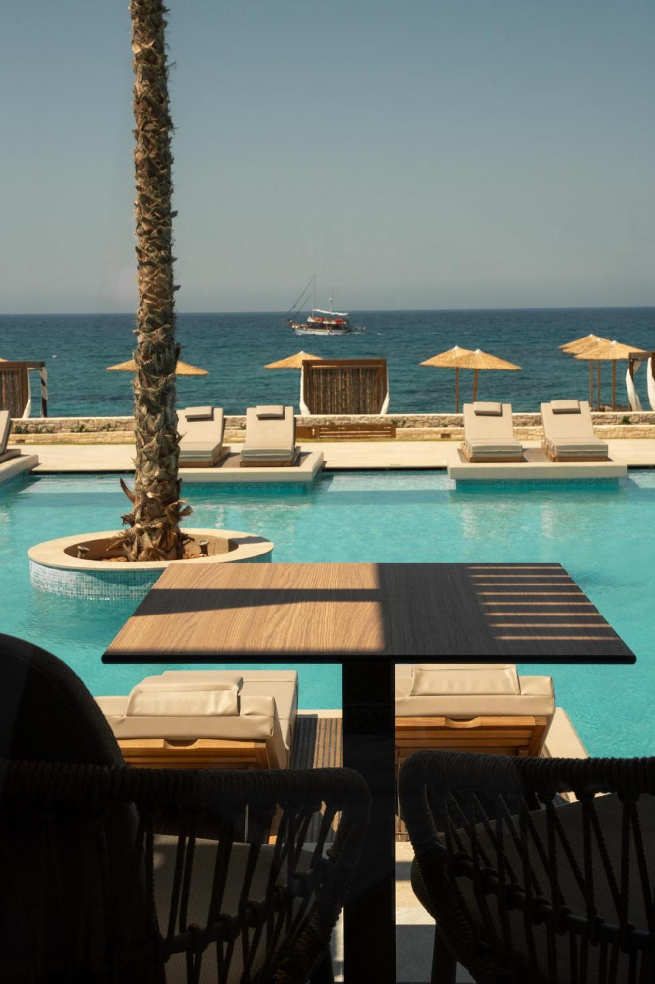 Deluxe Suite Sea View Sharing Pool