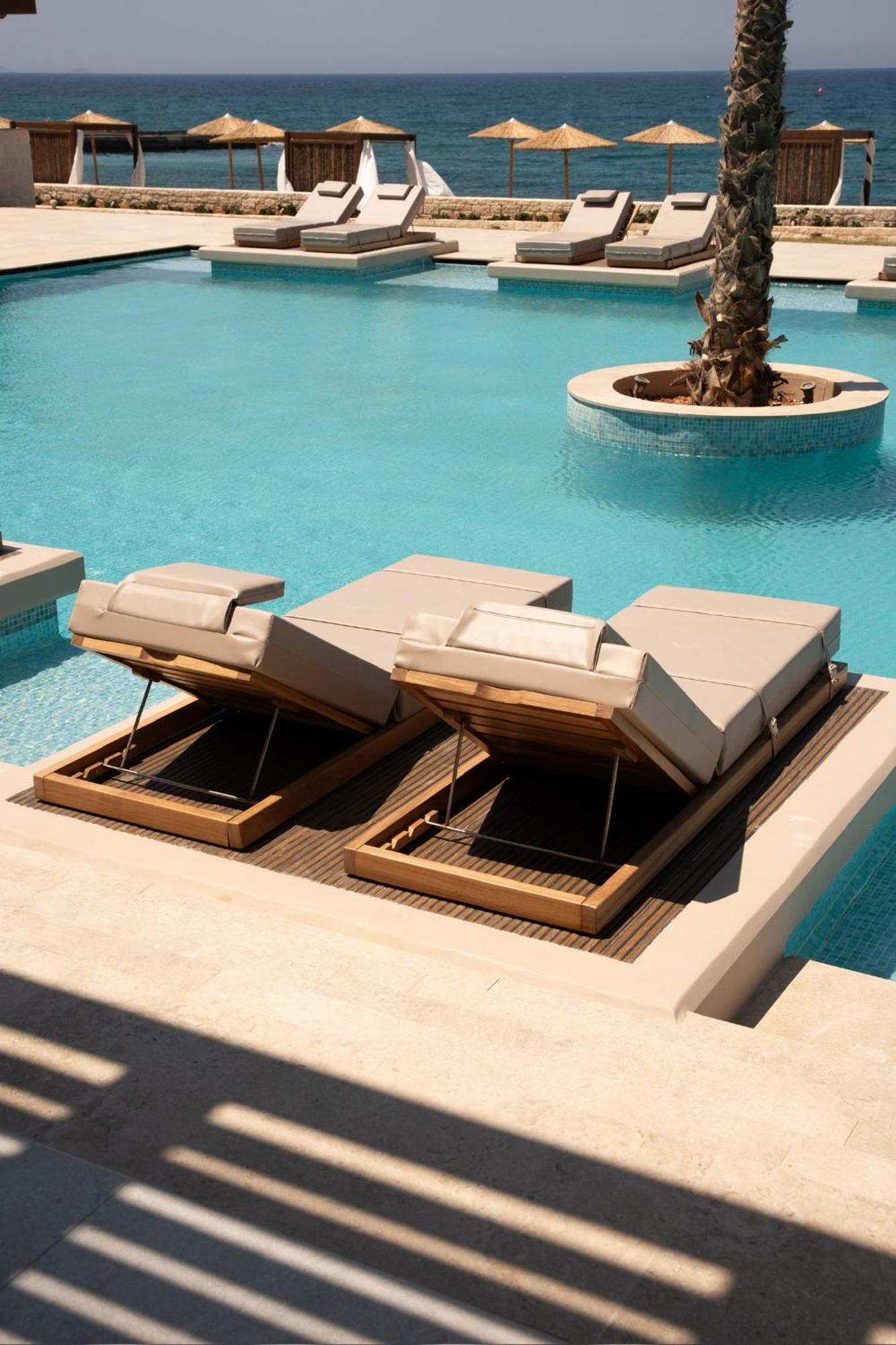 Deluxe Suite Sea View Sharing Pool