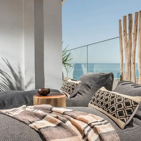 Khroma Luxury Suite 2 Beach Front Apartment-3